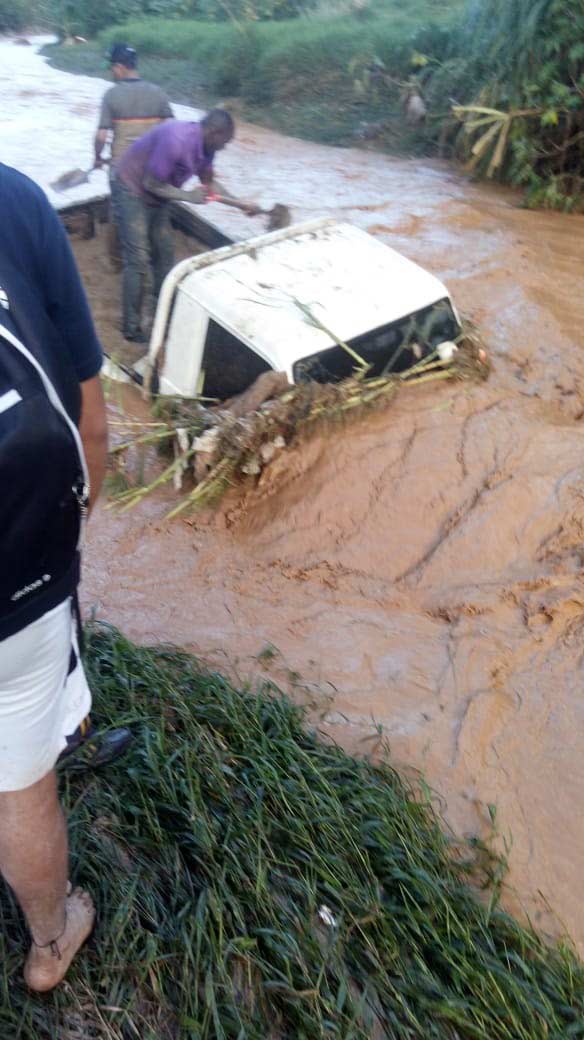 Rescatan 8 personas cayeron al río Tireo en Constanza