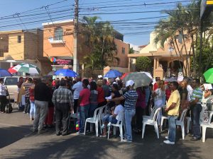 Padre Carlos Santana oficia misa en avenida en protesta
