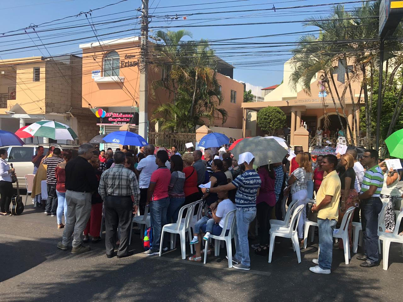 Padre Carlos Santana oficia misa en avenida en protesta