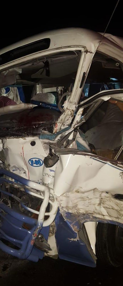 Dos muertos y varios heridos choque minibús y patana en Yaguate