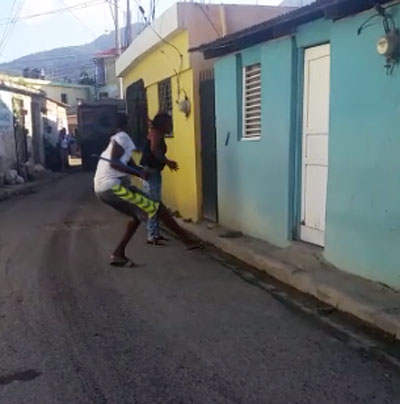 Joven agrede a palos a su madre en barrio de Puerto Plata