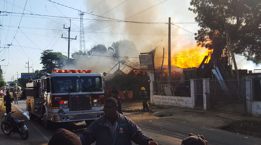 Fuego destruye dos negocios y un carro en Hato del Yaque