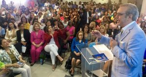 Abinader exhorta mujeres a ser protagonistas del cambio