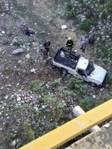 Un muerto y un herido al caer camioneta desde puente