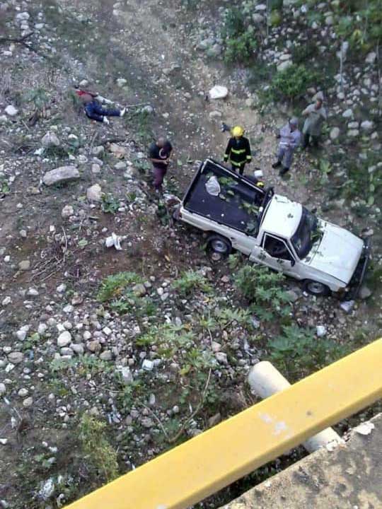 Un muerto y un herido al caer camioneta desde puente