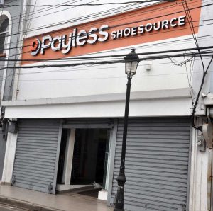 Asaltan tienda de calzados Payless de la calle Del Sol