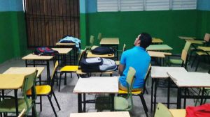 Pocos estudiantes en reinicio de año escolar en Santiago
