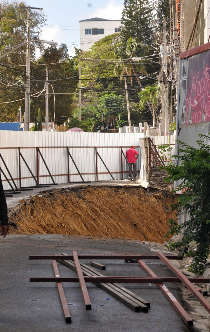 Viabilizan tránsito calle Bisonó Toribio donde ocurrió derrumbe