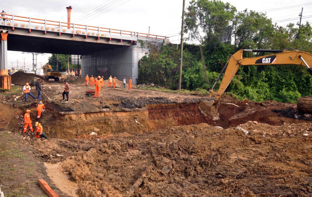 Brigadas de Obras Públicas trabajan en reparación hundimiento autopista