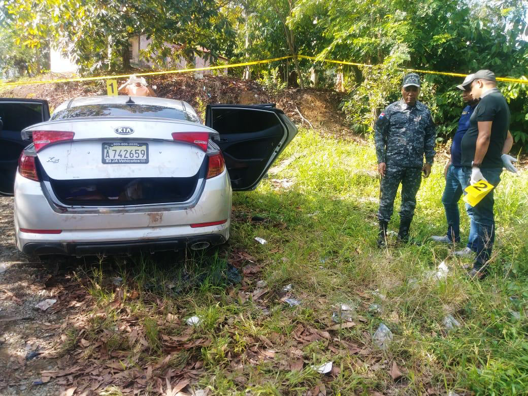 La Vega: Dos hombres y una mujer asesinados interior carro