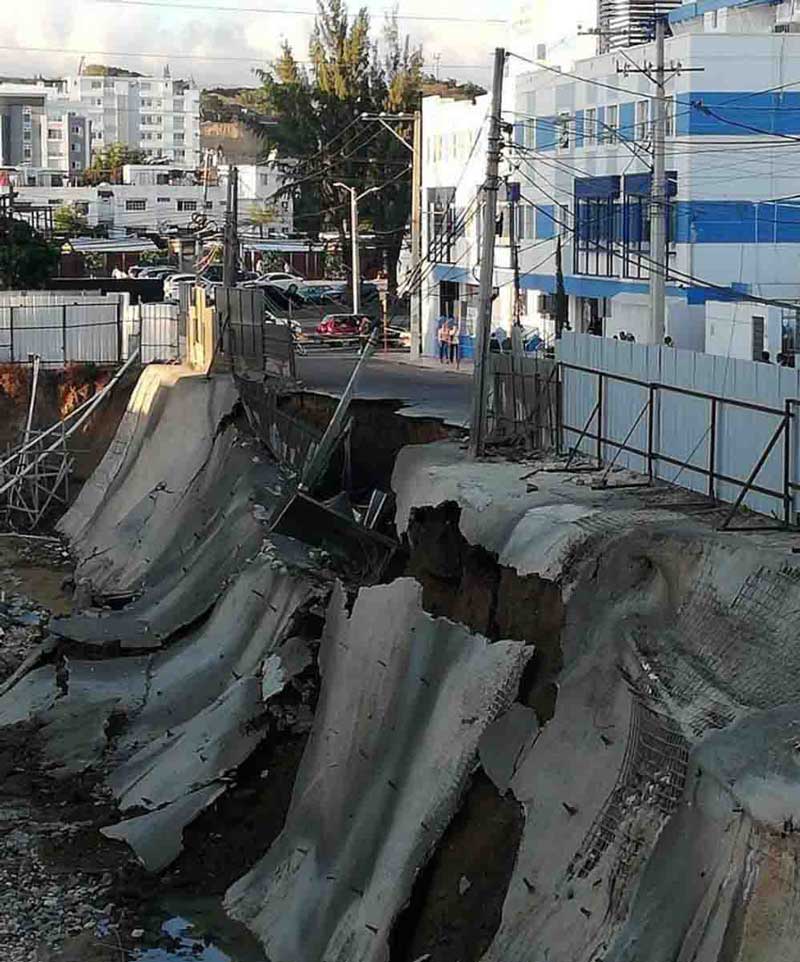 Rotura tubería hizo colapsar pared y parte de calle Bisonó Toribio