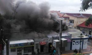 Fuego afecta locales comerciales en sector de Santiago