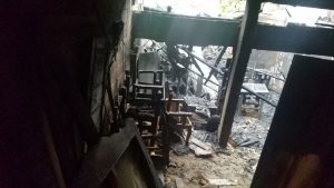 Fuego destruye taller de ebanistería en Santiago