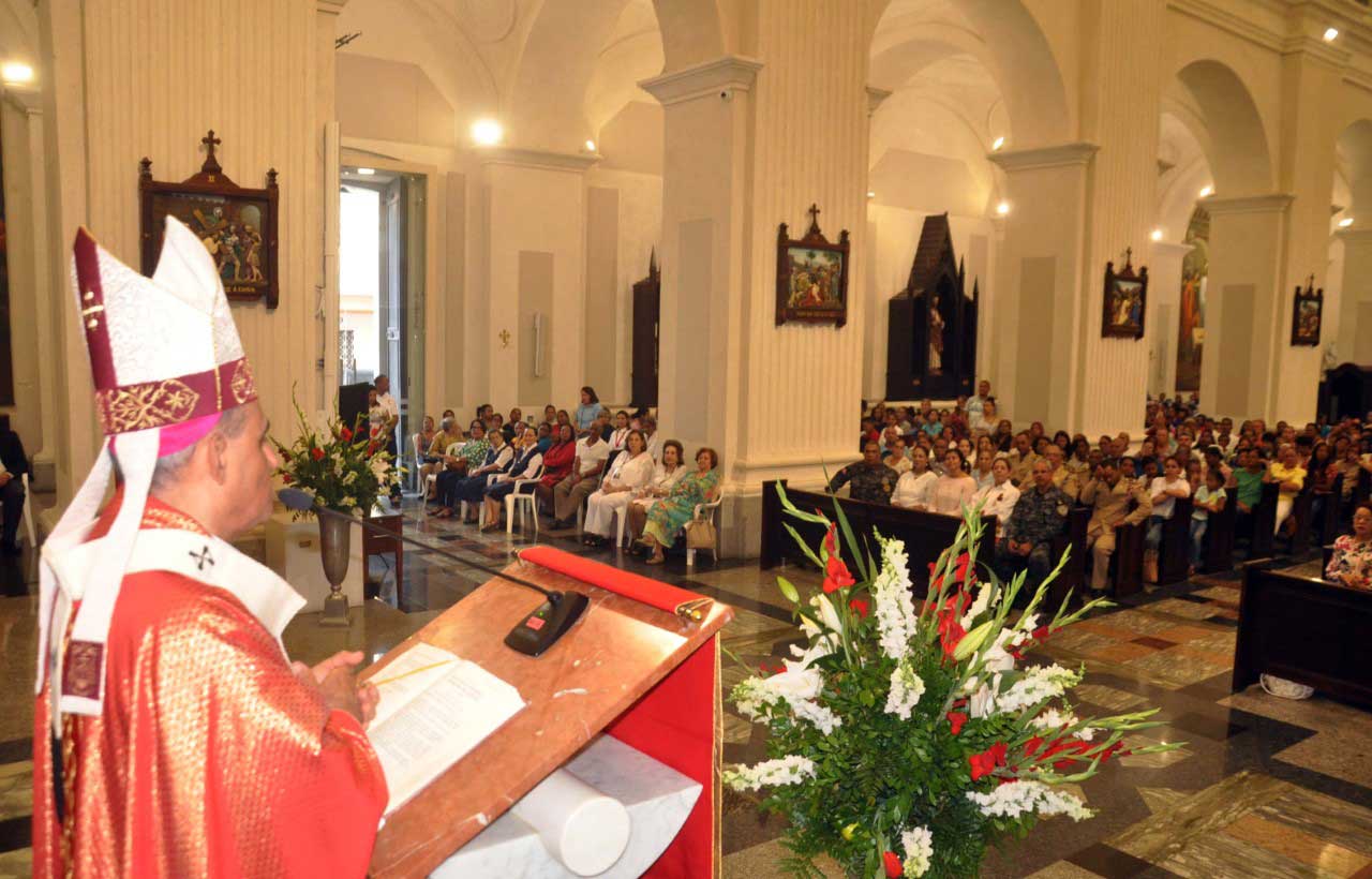 Arzobispo Santiago pide a políticos ser servidores población