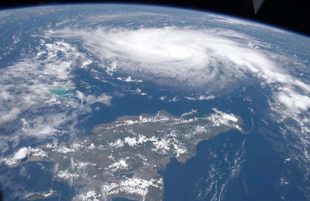 MIAMI.-El Centro Nacional de Huracanes ha informado la tarde de este viernes el huracán Dorian ha pasado a ser un peligro fenómeno atmosférico categoría 3. Se localizó el ojo del huracán Dorian cerca de la latitud 24.8 norte, longitud 70.3 oeste. Dorian se está moviendo hacia el noroeste cerca de 10 mph (17 km / h). Un oeste más lento el movimiento de noroeste a oeste debería comenzar esta noche y continuar a principios de la próxima semana. El núcleo de Dorian debería moverse sobre el Atlántico al norte del sureste y centro de Bahamas hoy y mañana, estar cerca o sobre el noroeste de Bahamas en Domingo, y estar cerca de la península de Florida el lunes por la noche. Los datos de un avión de reconocimiento indican que los vientos máximos sostenidos han aumentado a cerca de 115 mph (185 km / h) con ráfagas más altas. Dorian es un huracán de categoría 3 en la escala Saffir-Simpson. Se pronostica un fortalecimiento adicional, y se anticipa que Dorian seguirá siendo extremadamente peligroso.