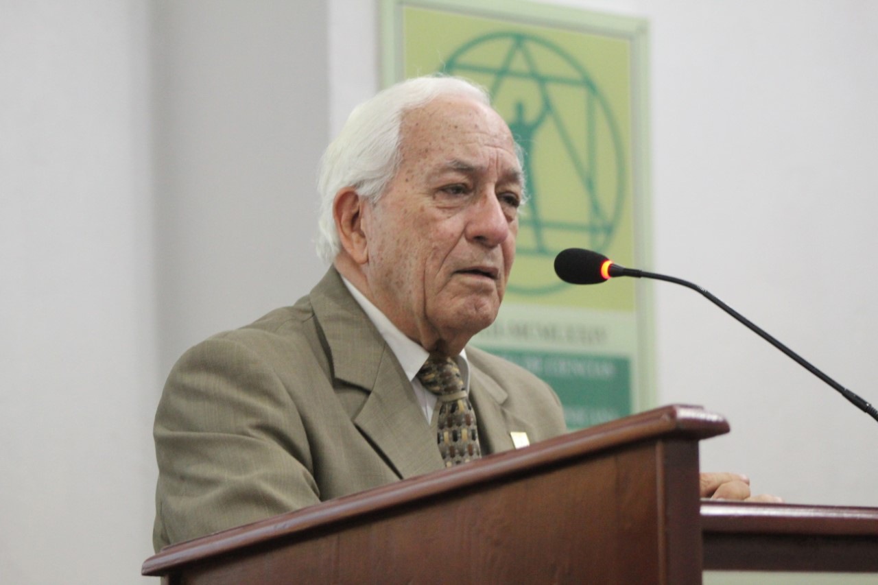 Luis Scheker Ortiz reelecto como presidente de la Academia de Ciencias