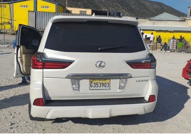 Lexus, modelo LX570, color blanco, año 2016, placa G356066