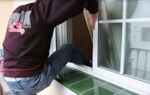 SANTIAGO.-Desconocidos penetraron a una vivienda en la urbanización de Las Américas donde amarraron y golpearon a su propietario de donde sustrajeron 30 mil dólares, 60 mil pesos  en efectivo y una indeterminada cantidad de joyas en oro y plata, reportó la Policía.  Francisco Miguel Campos Rodríguez y su esposa Gine Altagracia Campos, se encontraban en el interior de la vivienda el pasado martes, cuando un elemento desconocido escaló las paredes frontales de su casa ubicada en la calle 4 del referido sector y una vez allí, amarró a ambos. Campos Rodríguez recibió golpes contusos con la cacha de una pistola, que le propinó el individuo.  Precisó a los investigadores policiales,  Campos Rodríguez, que una vez allí el ladrón,  llamó a dos sujetos más y sustrajeron el dinero en efectivo,  las prendas en oro y plata, una cantidad indeterminada de correas y dos teléfonos celulares.  El caso ocurrió a las 9:00 de la mañana del pasado martes.  Por los golpes contusos que presenta Francisco Miguel, el Instituto Nacional de Ciencias Forenses (Inacif) lo incapacitó por alrededor de 17 días.  Mientras que la Policía dijo que el caso se investiga.