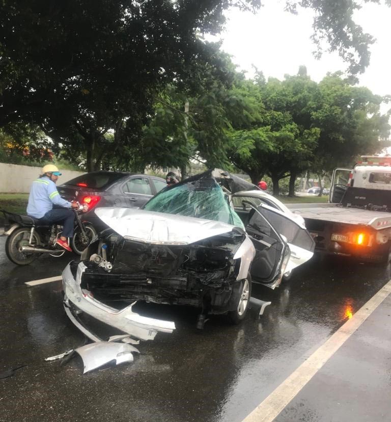 3 de febrero 2020.- MAXWELL REYES maxwellreyes@hotmail.com SANTIAGO.-Dos personas fallecieron y otra resultó herida esta madrugada y anoche, en accidentes de tránsito ocurridos en Canabacoa, en la autopista Duarte y en la avenida Hermanas Mirabal esquina 19 de marzo, en La Joya de ciudad. El taxista, Florencio Pérez Muñoz, falleció cuando el carro Hyundai Sonata N20 en el que se desplazaba impactó contra un poste del tendido eléctrico, la madrugada de este lunes. Pérez Muñoz, según testigos perdió el control del vehículo y tras impactar con el poste del alumbrado eléctrico, quedó atrapado dentro del vehículo falleciendo por los golpes y heridas que recibió. El accidente ocurrió alrededor de las 5:30 de la madrugada de hoy. Mientras que anoche, murió Belkis Rodríguez, de 22 años, cuando la motocicleta en la que iba como pasajera fue impactada por el conductor de una ruta de concho de la ciudad que luego huyó. El accidente resultó con golpes en la cabeza, un brazo y una pierna fracturada, Isaias Rodríguez quien conducía la motocicleta dijo anoche su madre, Jenny Rodríguez. El hecho ocurrió a las 10:00 de la noche del domingo. Los cadáveres de Florencio y Belkis se encuentran depositados en el Instituto Nacional de Ciencias Forenses (Inacif) para fines de autopsia.