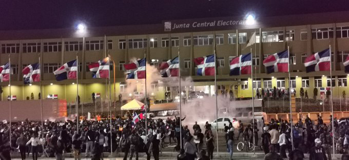 Ministro de Defensa sancionará militar lanzó bomba lacrimógena en protesta