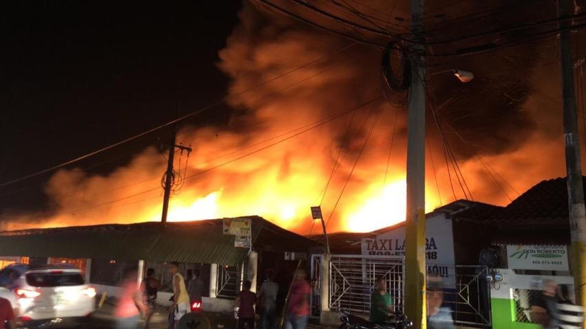 La Vega: Incendio destruye negocios mercado provisional
