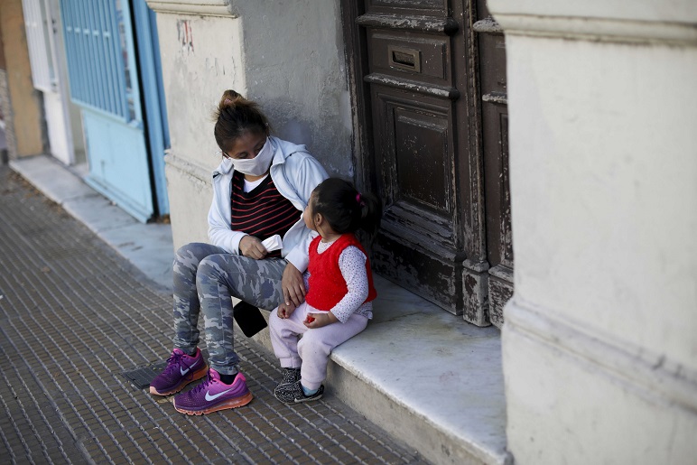 Una-mujer-y-un-niño-sentados-en-la-entrada-de-una-casa-en-Buenos-Aires-Argentina-el-16-de-mayo-de-2020..jpg