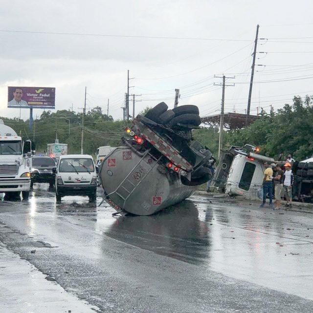 Un camión que transportaba combustible se volcó la tarde de este jueves en un accidente que involucró otro vehículo pesado y que ocurrió en la autopista Duarte, próximo a la entrada del Aeropuerto Internacional de Cibao. Juan Cabrera, quien resultó ileso en el choque, narró que el accidente se produjo cuando una patana se le atravesó mientras transitaba por la autopista Darte. El accidente provocó el derrame de unos 12 mil galones de gasoil, ocasionando pérdidas. El cuerpo de Bomberos del municipio de Puñal, reportó que algunas personas resultaron con heridas leves