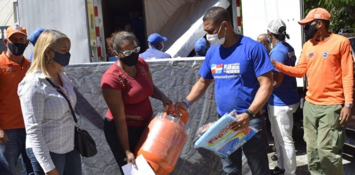 SANTIAGO.-El Plan Social de la Presidencia acudió en auxilio de las 12 familias que fruto de un incendio perdieron sus viviendas, quedando a la intemperie, en un hecho registrado en el sector Cerro de Patatín, de la provincia de Santiago. La institución que dirige Yadira Henríquez, dispuso la primera asistencia con la entrega de 12 estufas, igual número de cilindros de gas, 12 Box Spring, además de sabanas, mosquiteros y raciones alimenticias, tras un levantamiento que se realizara a los afectados. Las familias que actualmente residen en casas de parientes y relacionados, agradecieron la primera asistencia que dicen le ayudarán a mejorar las condiciones actuales donde permanecen de manera temporal, con la esperanza de que ahora sean levantadas sus viviendas. “Gracias al señor presidente Luis Abinader y a la directora del Plan Social, Yadira Henríquez, por esta primera ayuda que nos entregan en el día de hoy a cada uno de los afectados por este fuego, estamos más que agradecidos”. Sostuvo Yocasta Núñez, una de las personas beneficiadas. La entrega estuvo encabezada por la sub directora del Plan Social, Isabel Paulino, Narda Nin, encargada de Asuntos Sociales, acompañadas de autoridades locales de Santiago, quienes afirmaron que hasta tanto no se busque una alternativa con sus viviendas no les dejarán desamparados.