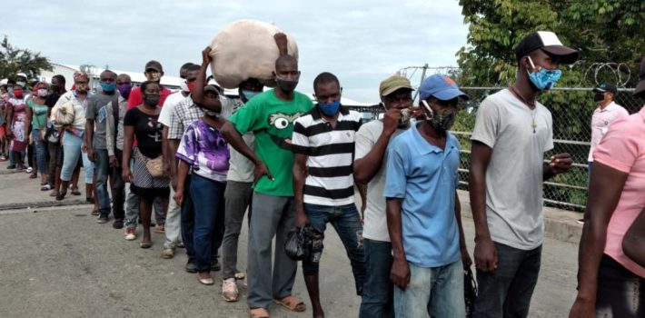 SANTIAGO.-El mercado binacional de Dajabón reinició sin contratiempos este viernes bajo la aplicación de un estricto protocolo por las autoridades del Ministerio de Salud Pública, miembros del Cuerpo Especializado en Seguridad Fronteriza Terrestre (Cesfront) y otras autoridades, para evitar la propagación del covid-19. Desde tempranas horas de la mañana de hoy, las autoridades aplican el protocolo acordado la semana pasada, de que a territorio dominicano solo entrarían haitianos de 50 en 50, para participar en el intercambio comercial. Tanto a dominicanos como haitianos se le exige el uso obligatorio de mascarillas, lavado de manos y el distanciamiento social. El intercambio comercial llevaba varios meses suspendido por la pandemia. El periodista de Dajabón, Carlos Bueno, dijo que hasta media mañana de este viernes, todo transcurría con normalidad. Ayer, el director del Gabinete del Ministerio de Salud Pública, Robinson Díaz dijo que se acordó que el comercio funcionará lunes y viernes de 8:00 de la mañana a 5:00pm donde se realizarán pruebas para detectar covid-19 y que 35 supervisores de esa institución velarán por el cumplimiento de las reglas establecidas en la pandemia. Mientras, que el presidente de la Federación de Comerciantes de Dajabón, Freddy Morillo, explicó que el plan piloto y el protocolo acordado están siendo aplicados tanto para haitianos como dominicanos. “Este será un comercio limitado tanto para haitianos como dominicanos, en ese sentido los comerciantes haitianos se han organizado y se ha dispuesto que conjuntamente con las autoridades haitianas y dominicanas, coordinadas ambas, pasen los haitianos de 50 en 50”, apuntó Morillo. Señaló que una comisión encabezada por el alcalde de Dajabón, Santiago Riverón y además integrada por empleados de las direcciones de Migración, Aduanas, los comerciantes, el Cesfront y el Ministerio de Salud Pública, estarán monitoreando el desarrollo comercial. “Para cualquier detalle o cualquier situación mantenerla controlada. Lo que podemos decir que aquí en Dajabón el intercambio comercial está transcurriendo con mucho orden bajo la supervisión de las autoridades “, agregó el comerciante. Con la reapertura del mercado binacional en Dajabon, los comerciantes de allí dicen esperar que se dinamice el comercio. Trascendió que con este plan piloto y protocolo diseñado por el Ministerio de Salud Pública se podría replicar en los demás puntos fronterizos. El pasado sábado durante un encuentro en territorio haitiano, los alcaldes de Dajabón, Santiago Riverón, de Juana Méndez, Haití, Lumas Demetrius y el director regional del Ministerio de Industria y Comercio, Lorenzo Taveras, comerciantes haitianos y dominicanos acordaron reabrir hoy el intercambio comercial aplicando protocolos de un plan piloto establecido para el abordaje de la covid-19.