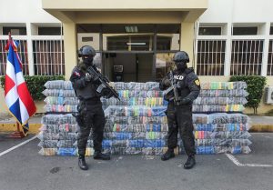 Santo Domingo.- La Dirección Nacional de Control de Drogas (DNCD) y miembros del Ministerio Público apresaron en el municipio de Boca Chica,  al conductor de un camión vinculado al decomiso de 673 paquetes de cocaína, cuya droga tuvo un peso total de 701 kilogramos.  Mediante una orden de arresto emitida por el Juzgado de Instrucción del Distrito Judicial de Santo Domingo, los agentes antinarcóticos, coordinados por fiscales adjuntos, arrestaron en el Barrio la Altagracia, de Andrés en Boca Chica,  a Cesar Augusto Escarfuller Estévez.  Según el informe, el imputado es señalado por las autoridades como la persona que introdujo en el interior del contenedor varios sacos y bultos conteniendo el alijo de cocaína, camuflado en una carga de cacao.  Las autoridades siguen profundizando en la investigación, mientras al detenido se le conocerán medidas de coerción en las próximas horas.  Se recuerda que la DNCD, con el apoyo de la Seguridad Militar del Puerto de Caucedo, las Fuerzas Armadas y el Ministerio Público se incautaron de 673 paquetes de cocaína, a inicios del mes de octubre de este año,  en medio de un operativo realizado en la referida terminal portuaria. 