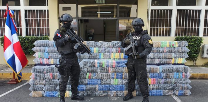 Santo Domingo.- La Dirección Nacional de Control de Drogas (DNCD) y miembros del Ministerio Público apresaron en el municipio de Boca Chica, al conductor de un camión vinculado al decomiso de 673 paquetes de cocaína, cuya droga tuvo un peso total de 701 kilogramos. Mediante una orden de arresto emitida por el Juzgado de Instrucción del Distrito Judicial de Santo Domingo, los agentes antinarcóticos, coordinados por fiscales adjuntos, arrestaron en el Barrio la Altagracia, de Andrés en Boca Chica, a Cesar Augusto Escarfuller Estévez. Según el informe, el imputado es señalado por las autoridades como la persona que introdujo en el interior del contenedor varios sacos y bultos conteniendo el alijo de cocaína, camuflado en una carga de cacao. Las autoridades siguen profundizando en la investigación, mientras al detenido se le conocerán medidas de coerción en las próximas horas. Se recuerda que la DNCD, con el apoyo de la Seguridad Militar del Puerto de Caucedo, las Fuerzas Armadas y el Ministerio Público se incautaron de 673 paquetes de cocaína, a inicios del mes de octubre de este año, en medio de un operativo realizado en la referida terminal portuaria.