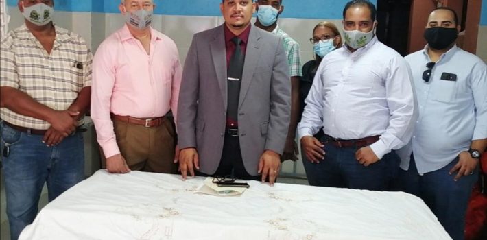 Taxistas apoyan regulación de UBER