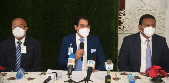 SANTIAGO.-Endoscopios, ventiladores, brazo en C y camas, no funcionan o presentan defectos, equipos instalados en el Hospital José María Cabral y Báez de aquí, por la empresa Domedical Supply SRL, propiedad de Alexis Medina Sánchez, quien guarda prisión preventiva acusado de corrupción en la denominada “Operación Anti Pulpo”. Así lo denunció ayer, el director del Hospital José María Cabral y Báez, doctor Bernardo Hilario Reyes, quien explicó que han tomado la decisión de mandar a reparar los equipos. Recordó que Domedical Supply SRL fue contratada por la Oficina de Ingenieros Supervisores de Obras del Estado (OISOE) y que ante la insistencia no dio respuesta a la garantía de los equipos cuando desde ese centro de salud se le solicitaron respuesta. “Porque la OISOE contrató varias empresas de las cuales se presentaron en el juicio y una de ellas está directamente involucrada con la instalación, la de Alexis Medina, estamos hablando Domedical Supply, ellos instalaron los endoscopios, ventiladores, incluso un brazo en C, que actualmente nosotros lo mandamos a reparar” , apuntó el galeno. Precisó que las camas que fueron colocadas en las habitaciones del hospital se encuentran presentando fallas “todos estos equipos que ellos instalaron allá ninguno funciona”. El director del Hospital José María Cabral y Báez, trató el tema previo a rendir un informe de sus primeros cien días de gestión, donde resaltó la visita del presidente Luis Abinader, el equipamiento del centro, apertura de áreas de especialidades y el éxito en el manejo del Covid-19. También mostró avances en los trabajos de las infraestructuras e incorporación del personal de apoyo como camilleros y enfermeras, además, la aprobación en la remodelación la emergencia, los laboratorios, la capilla, la residencia médica y el parqueo de la Sabana Larga, ninguna de estas áreas estaba contemplada en la obra. "Aún hay cosas que corregir, pero estamos trabajando para resolver esos puntos, recuerden que estamos viviendo en un tiempo nuevo con un futuro incierto, porque no sabemos el tiempo que vamos a tener que funcionar asumiendo importantes desafíos en esta nueva realidad que vive la humanidad luego de la pandemia’’ dijo el doctor Bernardo Hilario Reyes.