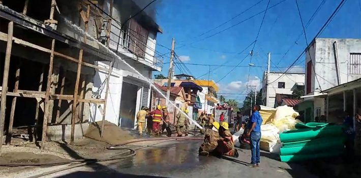 SANTIAGO. – Un incendio afectó la mañana de este sábado, parte de la colchonería Hermanos Ortega, ubicada en la calle Capotillo esquina Independencia del sector La Joya de esta ciudad, sin que resultaran personas lesionadas, reportó el Cuerpo de Bomberos local. El intendente del organismo de socorro, coronel Alexis Moscat, dijo que recibieron la una llamada a las 10:17 de la mañana del sábado y al lugar se presentaron seis unidades de la estación ubicada en la calle 30 de marzo, quienes sofocaran el siniestro. El negocio afectado es propiedad del comerciante Gilberto Ortega Moscat, también explicó que fueron asistidos por miembros de la Defensa Civil, Salud Pública, Edenorte, quienes son parte del Sistema Nacional de Atencion a Emergencias y Seguridad 911. ''Todo fue resuelto en unos 45 minutos, dicha colchonería está construida en blocks y hasta el momento el origen del incendio se desconoce'', explicó el coronel Alexis Moscat. Por la rápida intervención de los bomberos evitaron que la deflagración se propagara a otros locales comerciales y residencias que colindan a esta colchonería.