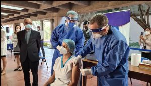 Salud Pública instala punto de fijo de vacunación contra covid en la PUCMM