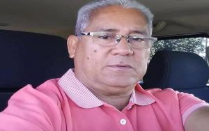 SANTIAGO.-La Policía investiga el rapto y robo del que fue objeto el padre del exlanzador de Grandes Ligas, Arnaldo Muñoz, en Jicomé, municipio Esperanza y que fue dejado abandonado  próximo a Cienfuegos de esta ciudad, en un hecho que ocurrió el pasado sábado.  Francisco Rafael de Jesús Muñoz Morel, de 67 años, dijo que fue despojado de una escopeta, una cadena de oro, dos teléfonos celulares, 25 mil pesos en efectivo, la camioneta Toyota Hilux color blanco año 2017, placa L368376 y su cartera conteniendo en su interior todos sus documentos personales.  Narró, a los investigadores que mientras transitaba alrededor de las 5:00 de la tarde del sábado por la calle Principal de Monte Adentro en Jicomé, cuatro hombres armados atravesaron un Hyundai Sonata blanco y que tres de ellos lo encañonaron.  Muñoz Morel, explicó que fue golpeado en la cabeza con un arma de fuego y obligado a montarse en la parte trasera del vehículo de los delincuentes dejándolo posteriormente abandonado en esta ciudad.  Precisó que fue auxiliado por una familia santiaguera quienes llamaron a un taxista para que lo sacara del lugar y lo llevara a la Policía.