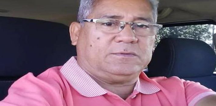 SANTIAGO.-La Policía investiga el rapto y robo del que fue objeto el padre del exlanzador de Grandes Ligas, Arnaldo Muñoz, en Jicomé, municipio Esperanza y que fue dejado abandonado próximo a Cienfuegos de esta ciudad, en un hecho que ocurrió el pasado sábado. Francisco Rafael de Jesús Muñoz Morel, de 67 años, dijo que fue despojado de una escopeta, una cadena de oro, dos teléfonos celulares, 25 mil pesos en efectivo, la camioneta Toyota Hilux color blanco año 2017, placa L368376 y su cartera conteniendo en su interior todos sus documentos personales. Narró, a los investigadores que mientras transitaba alrededor de las 5:00 de la tarde del sábado por la calle Principal de Monte Adentro en Jicomé, cuatro hombres armados atravesaron un Hyundai Sonata blanco y que tres de ellos lo encañonaron. Muñoz Morel, explicó que fue golpeado en la cabeza con un arma de fuego y obligado a montarse en la parte trasera del vehículo de los delincuentes dejándolo posteriormente abandonado en esta ciudad. Precisó que fue auxiliado por una familia santiaguera quienes llamaron a un taxista para que lo sacara del lugar y lo llevara a la Policía.