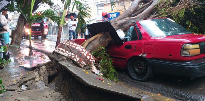 Aguaceros provocan daños
