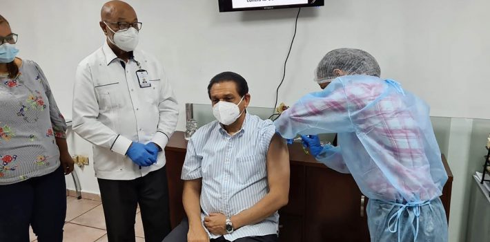 Ministro de Salud doctor Daniel Rivera se vacuna contra el Covid-