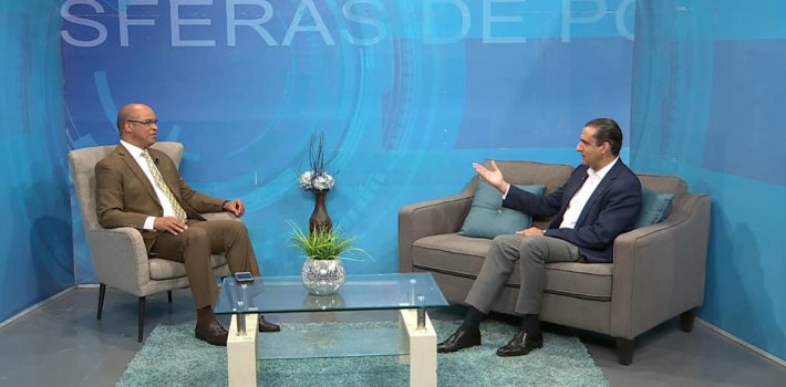 El vicepresidente ejecutivo de la Fundación Institucionalidad y Justicia (FINJUS) y presidente del Grupo de Trabajo para la transformación de la Policía Nacional, Servio Tulio Castaños Guzmán, afirmó que en un plazo de cuatro a seis meses se estarán presentando resultados concretos con relación al proceso. Entrevistado por el periodista Federico Méndez, en el programa Esferas de Poder, que se transmite los domingos de 8:00 a 9:00 de la mañana por RNN Canal 27, reveló que el presidente Luis Abinader ha encabezado dos de cinco reuniones de la mesa de trabajo y esta semana volverá a dirigir otro encuentro porque es de su interés que la reforma policial sea completada exitosamente. Castaños Guzmán declaró que la mesa de trabajo ha hecho una serie de peticiones al ministro de Interior y Policía, Jesús Vásquez Martínez, en su calidad de presidente del Consejo Superior Policial, entre ellas un censo de los agentes, la designación de una comisión de juristas para dar seguimiento a los más de 1,000 procesos disciplinarios que hay abiertos contra uniformados, y una auditoría por parte de Cámara de Cuentas. Dijo que el hecho de que en la mesa de trabajo no haya policías ni consultores en la materia, no significa que el proceso de transformación se hará al margen de la Policía Nacional. “Eso sería imposible, usted no puede hacer una reforma institucional a una institución sin tomar en cuenta a los miembros que la componen, eso sería una locura”, enfatizó. Aseguró que el presidente Luis Abinader otorgó un año al Grupo de Trabajo para culminar con las recomendaciones para la transformación, pero esa tarea terminará antes de ese período. “Nosotros nos hemos propuesto acabar antes de un año, te puedo decir que antes de cuatro meses, ya tendremos los reglamentos resueltos, puedes estar seguro, y algunos protocolos”, argumentó. Enfatizó que la mesa de trabajo no ha recibido resistencia para los trabajos de transformación policial, porque todas las informaciones requeridas han sido facilitadas. “Ahora, los que desde dentro se resistan a eso, el presidente tendrá que saber lo que tendrá que hacer y él lo dijo ya, que va a transformar”, acotó. Indicó que la actual se trata de una reforma del gobierno y la sociedad, liderada por el presidente Luis Abinader. Castaños Guzmán criticó que nadie conoce el protocolo del uso de la fuerza y aparece uno que data del 2014, pero la reforma policial se hizo en el 2016. Afirmó que fue solicitado al ministro de Interior y Policía, Jesús Vásquez Martínez, la realización de un censo a lo interno de la uniformada, “porque sucede que la propia institución no sabe en dónde están muchísimos de sus miembros”, dijo. El jurista advirtió que la Ley Orgánica de la Policía establece que la función policial no es compatible con ninguna otra que no sea la docencia. “Es decir, que aquel policía que esté laborando en una función que no sea diferente a la del órgano que él representa, evidentemente que ese policía tendrá que ser separado de la institución, porque eso es lo que la ley dispone”, recalcó. Otro pedido formulado al presidente del Consejo Superior Policial, por el Grupo de Trabajo, es el nombramiento de una comisión independiente a los fines de que realice investigaciones, en virtud de lo que establece el artículo 40 de la Ley Orgánica de la Policía. En ese sentido, Castaños Guzmán informó que fue solicitado el nombramiento de una comisión de juristas que no hayan tenido ningún tipo de vinculación con la Policía o con miembros de la institución Aseguró que las solicitudes se basan en lo que establecen la Constitución de la República y la Ley Orgánica de la Policía. Indicó que en el 2016 se aprobó una Ley Orgánica de la Policía que nunca se ha implementado. “Y no se ha podido implementar porque no se han aprobado sus reglamentos”, recalcó. Explicó que las leyes orgánicas les reservan a los reglamentos todo lo que tiene que ver con la parte regulatoria para hacer operativo lo que las mismas disponen. “Sucede que de los 22 reglamentos no se ha aprobado uno”, adujo, tras informar que la comisión de trabajo recibió 345 documentos que regulan la vida orgánica de la Policía, entre ellos 14 propuestas de reglamentos. “Es decir, que tenemos ya los documentos, hemos hecho las peticiones que entendemos que son las que proceden a los fines de cumplir con lo que es nuestro mandato”, adujo. “Nosotros hemos identificado algunas acciones, entre las cuales está la ya conocida solicitud de auditoría a la Cámara de Cuentas, a los fines de que externamente audite esa institución”, agregó. Castaños Guzmán aseguró que la Policía Nacional nunca ha sido auditada por el órgano del sistema nacional de control y sus dictámenes les son vinculantes, lo que equivale que sus recomendaciones son obligatorias. “Nosotros entre las cosas que hemos pedido a la Cámara de Cuentas es que se auditen los procesos y/o procedimientos de los controles internos”, significó. Reveló que el presidente Luis Abinader y el ministro de Interior y Policía, Jesús Vásquez Martínez, le comunicaron que están de acuerdo con que la Policía sea auditada. Congreso internacional con ONU y OEA El vicepresidente ejecutivo de la FINJUS anunció la celebración de un congreso internacional, que será coordinado por la Organización de las Naciones Unidas (ONU), la Organización de Estados Americanos (OEA) y Amnistía Internacional, con la participación de múltiples sectores. Servio Tulio Castaños Guzmán dijo que para tales fines fue nombrado el decano de la Facultad de Ciencias Jurídicas y Políticas de la Universidad Autónoma de Santo Domingo (UASD), Bautista López García, quien funge como coordinador de cinco foros para la transformación policial. Los mismos se llevarán a cabo en los recintos regionales de la Universidad Autónoma de Santo Domingo para que quienes deseen hacer propuestas, participar o exponer sus inquietudes lo hagan. “A nosotros se nos ha criticado, a la composición de la mesa de trabajo, de que ahí no hay policías ni que hay expertos en materia policial, pero que es lo que sucede, es que ahí no tenían que estar policías ni tenían que estar los expertos porque a fin de cuentas esa es una mesa adscrita al Ministerio de Interior y Policía, que es el superior jerárquico de la Policía”, apuntó. Servio Tulio Castaños Guzmán sostuvo que la mesa de trabajo no hará recomendaciones a espaldas de la institución. Declaró que juntamente con el ministro de Interior y Policía fijaron un taller se celebrará un taller los días 14 y 15 de mayo, donde quienes elaboraron estos documentos ofrezcan una explicación sobre su fundamento con el propósito de que la mesa de trabajo tenga un punto de partida al respecto. Castaños Guzmán observó que se pidió a Vásquez Martínez que en ese taller participe el Consejo Superior Policial y una comisión de la institución escogida por ese organismo, para que esté a la disposición cada vez que sea necesario consultarla. “Aquí el porcentaje de oficiales sobrepasa el 30%” El vicepresidente de la FINJUS manifestó que la Ley Orgánica de la Policía establece un desmonte de la oficialidad de la uniformada, pero nunca se ha hecho. “Cuando te vas a todas las policías del mundo, te encuentras que el porcentaje de oficiales no pasa del 4%, aquí sobrepasa el 30%”, destacó. Servio Tulio Castaños Guzmán observó que hay mucha gente que está para pensión en la Policía, pero históricamente se quitan diez generales y nombran 20. “Se quitan 100 coroneles y nombran 400, las policías que funcionan en el mundo no tienen esa estructura”, adujo. Subrayó que la Ley Orgánica de la Policía señala que no deben haber más de 20 generales y actualmente hay más de 40. Sin embargo, aclaró que el Grupo de Trabajo no recomendará la cancelación de nadie en la institución, porque ese no es su papel.