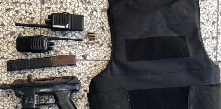 hombre atrapado con uzi