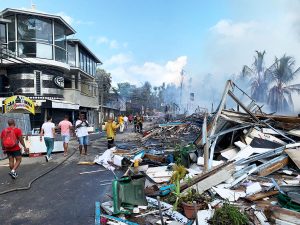 Perdidas millonarias dejó un incendio en el área comercial del pueblo Los Pescadores en el municipio Las Terrenas en Samaná,  que inició pasadas las 6:00 de la mañana del sábado