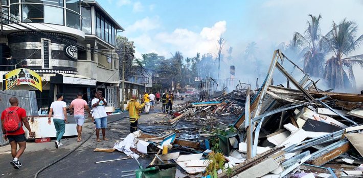 Perdidas millonarias dejó un incendio en el área comercial del pueblo Los Pescadores en el municipio Las Terrenas en Samaná,  que inició pasadas las 6:00 de la mañana del sábado