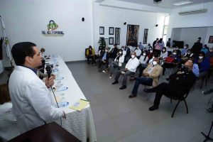 Santiago. - Tras la reapertura de la docencia presencial y el cese del toque de queda a partir de este lunes 11 de octubre, los ministerios de Educación y Salud Pública tendrán bajo sus hombros la mayor responsabilidad en el país en lo referente a la protección de las personas al contagio del coronavirus.  Así lo afirmó este sábado el ministro de Salud Pública, doctor Daniel Rivera, en un encuentro con profesores, epidemiólogos, directores provinciales de salud y encargados regionales de Educación de la región Norte, para la revisión de las primeras tres semanas de la integración de Educación con Salud Pública en el proceso de vacunación con el inicio del nuevo año escolar.  “Este proceso de evaluación lo estaremos haciendo en la región Norte, Este y Sur del país para ver cómo ha ido el comportamiento de vacunación dentro de los centros educativos con los estudiantes, los profesores y los padres de cada alumno”, dijo.  El ministro Daniel Rivera informó que en el país hay pruebas suficientes de PCR y antígenos para el diagnóstico del covid-19, así como las vacunas para que la ciudadanía siga protegiéndose de esta enfermedad.  Rivera recordó que las personas no vacunadas siguen siendo aquellas las que están expuestas al virus y a los internamientos y posterior fallecimiento, y con las cuales dijo que continuarán siendo tolerantes, ya que no es una obligación hacerlo.  Sin embargo, el funcionario advirtió que, por la Resolución 0048 del Ministerio de Salud Pública, a partir del lunes 18 de este mes las personas que no presenten la tarjeta de la vacuna se les restringirá el ingreso a los lugares públicos.  El ministro Daniel Rivera informó que instalarán carpas gigantes en Santiago, La Vega, Puerto Plata y San Francisco de Macorís, para que la gente no alegue ignorancia de los puestos de vacunación y toma de pruebas PCR y antígenos, debido a que hay pruebas permanentes y suficientes para todos los dominicanos.  Durante el encuentro celebrado en el Instituto Dominicano de Prevención y Protección de Riesgos Laborales (IDOPPRIL), participaron el director nacional de educación secundaria, Roberto Marte, en representación del ministro de Educación, Roberto Fulcar  la directora regional 08 de Educación, Marieta Díaz, el director de general de Epidemiología del Ministerio de Salud, Ronald Skewes, el viceministro de Salud, Fernando Ureña, el director del Gabinete de Salud Pública, Robinson Santos y el director provincial Virgilio Gutiérrez.  Tranque en pediatría  El ministro de Salud Pública, Daniel Rivera, dijo que solamente la Sociedad de Pediatría se opone que en el país se vacunen contra el covid-19 los niños menores de 12 años.  Manifestó que mientras aquí se analiza si se inoculan o no los menores de 12 años, en China les aplicaron el fármaco a 62 millones de niños, mientras que otros países como Chile, Argentina, Cuba, Pakistán, El Salvador y Turquía, se vacuna con el virus atenuante de Sinovac y con la misma dosis de 0.5 y no ha pasado nada.