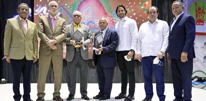 Domínguez y Santana Martínez, atleta y cronista del año