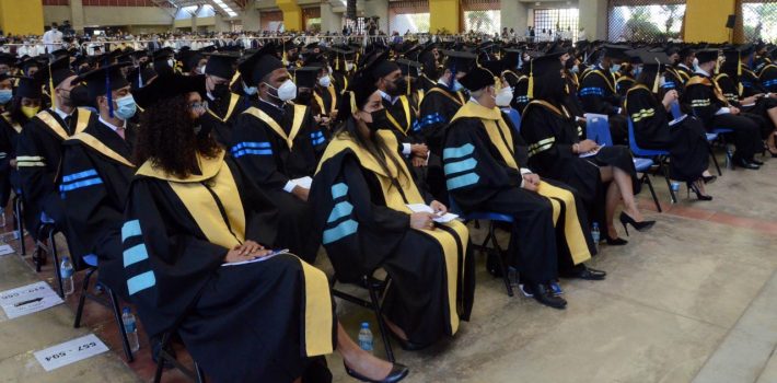 PUCMM Santiago celebra graduación 105