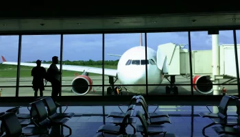 avión parqueado en el aila