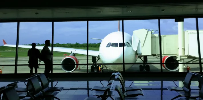 avión parqueado en el aila