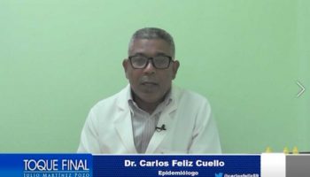 El epidemiólogo Carlos Feliz Cuello afirmó anoche que el problema de los brotes de cólera en el país ya no es de Haití, sino de la República Dominicana, porque la mayoría de los casos que se están presentando no están vinculados a la importación sino a la comunidad. “Por tanto, las medidas que hay que adoptar aquí ya no son sólo las de control a nivel de frontera, sino también del territorio, de ubicar la cantidad de casos que hay, aplicar el bloqueo epidemiológico de manera correcta y tratar de resolver el problema del brote, eso lo más importante”, expresó Feliz Cuello. Consideró como evidente que con relación al cólera las autoridades han actuado como la frase popular “después que le roban es que compran candado” porque eso está vinculado a las condiciones de hacinamiento, de falta de agua potable, a los niveles de educación de las personas, situación de vida, tanto social como medioambiental, que tienen que ver con la generación de la enfermedad. “Todo el mundo sabe que el país tiene áreas que son susceptibles de que se produzcan enfermedades de ese tipo. La gente necesita tener disponible agua potable a través de las redes en las casas, tener nivel de educación con la higiene en la preparación de los alimentos, cultura del lavado de las manos al salir del baño, antes de comer y al regresar de un lugar”, explicó el galeno. Al ser entrevistado en el programa Toque Final con Julio Martínez Pozo, que se transmite por Antena 7, el doctor dijo que, al producirse una situación en Haití, que tiene que ver con una condición socio- económica, política y medioambiental en ese país, es susceptible para que se produzca este tipo de brotes, por eso los brotes en la República Dominicana están relacionados a las áreas que tienen este tipo de situación. Citó que la primera se generó en octubre con una nacional haitiana y que las autoridades no le prestaron mucha atención porque entendían que era un problema de Haití, tras destacar, que el país que tiene cólera vinculado a la pobreza y a la inequidad no le interesa estar reportándolo a nivel mundial porque genera un problema en el turismo. Informó además, que ya hay más de seis provincias donde las autoridades han identificado brotes de colera, lo que a su entender significa que tienen una tarea muy ardua porque hay que resolver el problema que crea las condiciones para que se produzca el colera y eso no se hace de la noche a la mañana. Indicó que disponer de agua potable a todos esos barrios y lugares con esas condiciones no es tema de un día. “Lo que pueden hacer las autoridades es ir y llevarles agua potable a través de camiones, mejorar las condiciones de acumulación de agua, esto en lo inmediato y trabajar a corto y largo plazo para mejorar las condiciones de viviendas y hacinamiento de esas personas para que no se puedan generar brotes”, precisó. En tanto, manifestó que el cólera es una enfermedad diarreica aguda que se transmite a través de la contaminación del agua y el hacinamiento, donde hay un nivel de pobreza muy alto, donde hay guerra, también luego de producirse un ciclón o tormenta. Dijo que la tasa de letalidad debe estar por debajo de un uno por ciento porque la mayoría de las personas con cólera cursan un cuadro clínico leve a moderado, sólo una parte muy reducida genera un cuadro clínico complicado, que es cuando el paciente se deshidrata que pierde más de un litro de agua por hora y tiene que recurrir rápido a un centro de salud. Al preguntarle ¿Cuál es la es la efectividad de la vacuna contra el cólera y cuál ha sido su comportamiento histórico en la República Dominicana? Feliz Cuello informó que existen tres vacunas que de manera preliminar la Organización Mundial de la Salud (OMS) ha autorizado para aplicar en los países que tienen desarrollado brotes, donde es endémico y a las personas cuando van a viajar. Explicó que es una vacuna que se administra vía oral, tiene un periodo de efectividad inmunológica una de ellas alrededor de tres años, aplicada en dos dosis con un intervalo entre siete días y semana y media. Además, tiene un periodo de inmunidad entre tres y dos años.