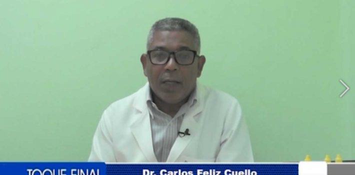 El epidemiólogo Carlos Feliz Cuello afirmó anoche que el problema de los brotes de cólera en el país ya no es de Haití, sino de la República Dominicana, porque la mayoría de los casos que se están presentando no están vinculados a la importación sino a la comunidad. “Por tanto, las medidas que hay que adoptar aquí ya no son sólo las de control a nivel de frontera, sino también del territorio, de ubicar la cantidad de casos que hay, aplicar el bloqueo epidemiológico de manera correcta y tratar de resolver el problema del brote, eso lo más importante”, expresó Feliz Cuello. Consideró como evidente que con relación al cólera las autoridades han actuado como la frase popular “después que le roban es que compran candado” porque eso está vinculado a las condiciones de hacinamiento, de falta de agua potable, a los niveles de educación de las personas, situación de vida, tanto social como medioambiental, que tienen que ver con la generación de la enfermedad. “Todo el mundo sabe que el país tiene áreas que son susceptibles de que se produzcan enfermedades de ese tipo. La gente necesita tener disponible agua potable a través de las redes en las casas, tener nivel de educación con la higiene en la preparación de los alimentos, cultura del lavado de las manos al salir del baño, antes de comer y al regresar de un lugar”, explicó el galeno. Al ser entrevistado en el programa Toque Final con Julio Martínez Pozo, que se transmite por Antena 7, el doctor dijo que, al producirse una situación en Haití, que tiene que ver con una condición socio- económica, política y medioambiental en ese país, es susceptible para que se produzca este tipo de brotes, por eso los brotes en la República Dominicana están relacionados a las áreas que tienen este tipo de situación. Citó que la primera se generó en octubre con una nacional haitiana y que las autoridades no le prestaron mucha atención porque entendían que era un problema de Haití, tras destacar, que el país que tiene cólera vinculado a la pobreza y a la inequidad no le interesa estar reportándolo a nivel mundial porque genera un problema en el turismo. Informó además, que ya hay más de seis provincias donde las autoridades han identificado brotes de colera, lo que a su entender significa que tienen una tarea muy ardua porque hay que resolver el problema que crea las condiciones para que se produzca el colera y eso no se hace de la noche a la mañana. Indicó que disponer de agua potable a todos esos barrios y lugares con esas condiciones no es tema de un día. “Lo que pueden hacer las autoridades es ir y llevarles agua potable a través de camiones, mejorar las condiciones de acumulación de agua, esto en lo inmediato y trabajar a corto y largo plazo para mejorar las condiciones de viviendas y hacinamiento de esas personas para que no se puedan generar brotes”, precisó. En tanto, manifestó que el cólera es una enfermedad diarreica aguda que se transmite a través de la contaminación del agua y el hacinamiento, donde hay un nivel de pobreza muy alto, donde hay guerra, también luego de producirse un ciclón o tormenta. Dijo que la tasa de letalidad debe estar por debajo de un uno por ciento porque la mayoría de las personas con cólera cursan un cuadro clínico leve a moderado, sólo una parte muy reducida genera un cuadro clínico complicado, que es cuando el paciente se deshidrata que pierde más de un litro de agua por hora y tiene que recurrir rápido a un centro de salud. Al preguntarle ¿Cuál es la es la efectividad de la vacuna contra el cólera y cuál ha sido su comportamiento histórico en la República Dominicana? Feliz Cuello informó que existen tres vacunas que de manera preliminar la Organización Mundial de la Salud (OMS) ha autorizado para aplicar en los países que tienen desarrollado brotes, donde es endémico y a las personas cuando van a viajar. Explicó que es una vacuna que se administra vía oral, tiene un periodo de efectividad inmunológica una de ellas alrededor de tres años, aplicada en dos dosis con un intervalo entre siete días y semana y media. Además, tiene un periodo de inmunidad entre tres y dos años.